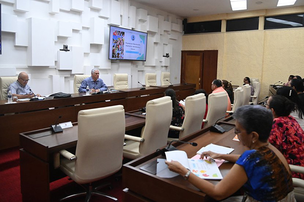 Díaz-Canel appelle la Fédération des femmes cubaines à mener la transformation des quartiers